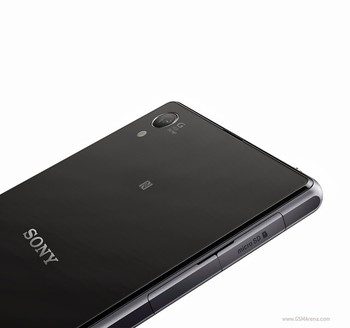     Xperia Z1 menggunakan prosesor Snapdragon 800 2,2 Ghz dan RAM 2 GB. Media penyimpanan tersedia sebesar 16GB. (kredit foto: gsmarena)