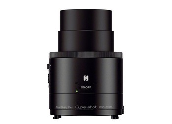     Sederhananya, ini adalah lensa bergaya kamera. Di dalamnya, Sony membekalkan semua hardware yang ada di kamera point-and-shoot Sony. Terdapat lensa zoom, chip prosesor, baterai, stereo microphone, slot kartu memori hingga image sensor sendiri. (kredit foto: gsmarena)