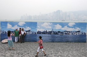 Polusi Akut, Hong Kong Pasang Langit Palsu untuk Turis Berfoto
