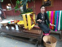 Di dalam rumahnya masih berlangsung kegiatan menenun kain sutera. Jim memang suka dengan kerajinan kain, sehingga ia pun membuka perusahaan Thai Silk yang hingga kini masih aktif (Merry/detikTravel)