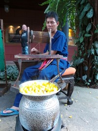 Bahkan, para pekerja di sana masih melakukan sistem pembuatan kain secara tradisional. Anda bisa memperhatikan dengan baik bagaimana proses pembuatan kain sutera (Merry/detikTravel)