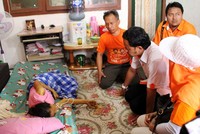 Bima Arya menjenguk seorang warga yang tengah sakit dan berjanji akan meningkatkan anggaran kesehatan bagi warga miskin di Kota Bogor. (dok. Bima Arya)