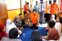 Bima Arya juga berdialog dengan ibu-ibu pengajian untuk menyerap dan mendengar problematika yang terjadi di masyarakat saat ini. (dok. Bima Arya).