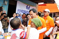 Bima Arya menyapa warga yang memeriksakan kesehatannya di posko kesehatan PAN. (dok. Bima Arya).