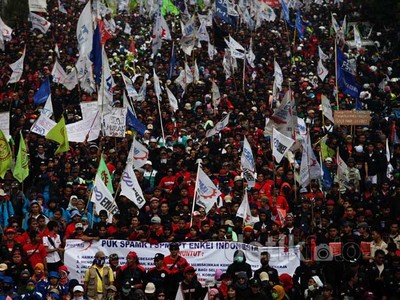 Puluhan Ribu Buruh Longmarch ke Istana