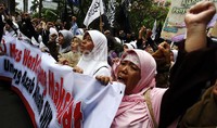 Sekitar seratusan orang yang dibagi antara laki-laki dan perempuan itu membawa spanduk-spanduk.