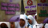 Salah satu poster yang dibawa bertuliskan 'Miss World=Kapitalisasi Perempuan'.