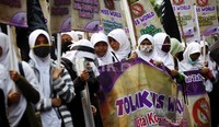 Mereka menuntut pemerintah membatalkan ajang ratu sejagat itu.