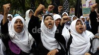 Mereka berorasi sambil mengepalkan tangan.