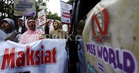 Massa juga menganggap penyelenggaraan kontes Miss World bertentangan dengan budaya ketimuran di Indonesia dan melanggar hukum syariat dari agama Islam yang mayoritas dianut penduduk Indonesia.