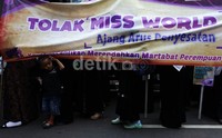 Anak-anak juga ikut serta dalam aksi ini.