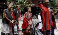 Tarian Sigale - gale ditampilkan untuk mengenang sang putra raja, Sigale - gale sendiri terbuat dari patung kayu, konon diukir menyerupai putera raja.