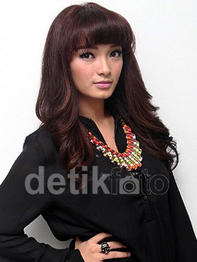 Orang Tua Bersyukur, Zaskia Gotik Baru Tunangan dengan Vicky