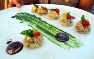 The Lounge: Mengantar Sang Surya Tenggelam dengan Mocktail dan Crostini