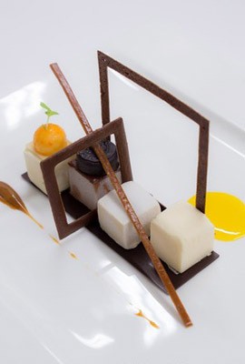 Menu Santap Malam Ini Semuanya Berupa Dessert