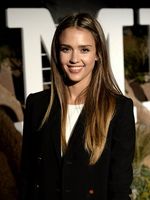 Senyum Manis Jessica Alba