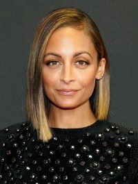 Nicole Richie tersenyum di depan kamera. Astrid Stawiarz/Getty Images/AFP.