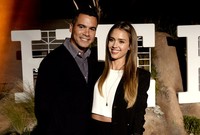 Tak hanya sendiri, di acara tersebut Jessica Alba mengajak serta sang suami Cash Warren. Kevin Winter/Getty Images/AFP.