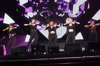 Penampilan KARA di atas panggung. TenAsia/Gue Hye-jung.