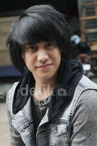 Rambut semi gondrong berponi tetap dipilih Kevin sebagai gaya rambutnya. Gus Mun/detikHOT.