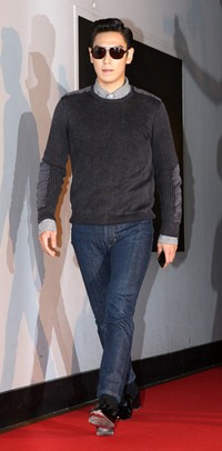 TOP hadir dibalut sweater dan celana denim. TenAsia/Paeng Hyun-joon.