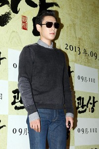 Kacamata hitam tak lepas dari penampilannya. TenAsia/Paeng Hyun-joon.