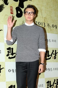 Yuchun 'JYJ' melambaikan tangannya ke kamera. TenAsia/Paeng Hyun-joon.