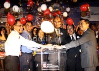 Jajaran direksi Bank Sinarmas bersama direksi Sinarmas MSIG memencet tombol secara simbolis pada peluncuran Simas Power Link (SIMPOL). Lamhot Aritonang/detikFoto.