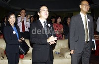 Komisaris Utama Bank Sinarmas Tjendrawati Widjaja (kiri), Presdir PT Asuransi Jiwa Sinarmas MSIG Johnson Chai (kanan) didampingi Direktur AJS MSIG Hirofumi Koyanagi (tengah) hadir pada peluncuran Simas Power Link (SIMPOL). Lamhot Aritonang/detikFoto.