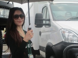 Umbrella Girl, Pemanis Pameran Kendaraan Berat