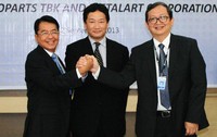 Presdir PT Astra Otoparts Tbk Siswanto Prawiroatmodjo (kiri)saling berjabat tangan dengan Presiden MetalArt Corporation Osamu Tada dan Wakil Presdir Astra Otoparts Hamdhani Dzulkarnaen Salim (kanan) seusai penandatangan perjanjian kerja sama perusahaan patungan tersebut di Jakarta.