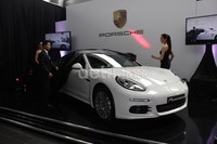     General Manager PT Eurokars Artha Utama, Christoph Choi membuka penutup mobil asal Jerman dalam acara peluncuran yang diadakan di Showroom Porsche – Porsche Centre Jakarta jalan Sultan Iskandar Muda, (Arteri Pondok Indah), Jakarta Selatan, Rabu (4/9/2013).