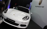     Porsche Panamera S menawarkan desain yang berbeda di depan, samping dan belakang. Dilihat dari samping, kaca lebih condong ke belakang sehingga menciptakan siluet yang lebih panjang.