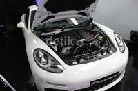     Menariknya, Porsche Panamera S kini menggunakan mesin V6 3.000 cc biturbo yang mengantikan mesin V8 4.800 cc yang juga tersemat pada Panamera 4S. Meski lebih kecil tapi tenaga yang dihasilkan, namun tenaga naik 20 Hp, dan torsi naik 20 Nm.