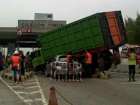 Diduga Rem Blong, Truk Fuso Tabrak Separator dan Timpa Yaris