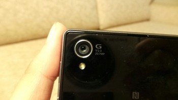 Untuk kamera, Sony menambahkan perangkat lensa kamera yang membuatnya lebih asyik untuk urusan fotografi di Z1.