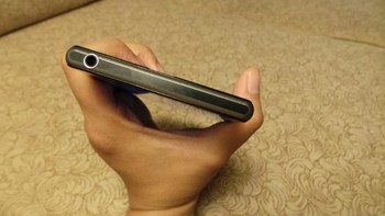 Beberapa aplikasi terbaru juga tersedia dalam Xperia Z1 untuk menunjang kemmapuan kamera ini. Diantaranya Social Live, Info-eye, timeshift burst dan AR effect. Sistem Android 4.2.2 Jelly Bean menjadi sistem operasi yang digunakan.