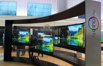 Perangkat ini diberi nama Samsung S9C. Terlihat, ia berdesain elegan nan futuristik.