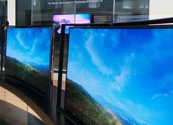 TV Layar Lengkung Pertama di Dunia