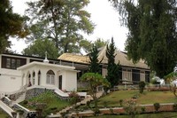 detikTravel dan 15 fotografer finalis Garuda Indonesia Photo Contest naik ke atas bukit di Parapat dan berhenti di depan sebuah rumah Belanda bergaya neo klasik. Inilah rumah pengasingan Bung Karno (Fitraya/detikTravel)