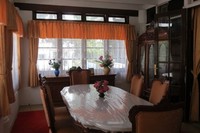 Panel kayu mendominasi rumah ini. Kami masuk dari ruang makan di bagian belakang, lalu ke ruang utama dengan kamar tidur di kanan dan kirinya (Fitraya/detikTravel)