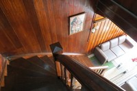 Sudut tangga menuju ke lantai dua. Rumah pengasingan Bung Karno di Parapat juga menjadi guest house tamu Pemprov Sumut (Fitraya/detikTravel)
