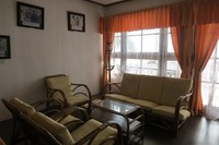 Satu set kursi rotan di lantai 2 ini masih asli. Namun sayang, perabotan lain seperti sofa dan tempat tidur sudah tidak asli (Fitraya/detikTravel)