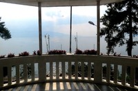 Pemandangan dari balkon. Danau Toba yang indah jelas terlihat di sini. Keindahan alam Indonesia sesungguhnya tersaji di depan rumah ini (Fitraya/detikTravel)