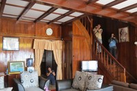 Para pengunjung rumah pengasingan Bung Karno. Jika ingin tahu seindah apa pemandangan Danau Toba dari rumah pengasingan ini, datang saja ke sini (Fitraya/detikTravel)