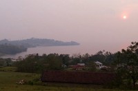 Tempat terbaik untuk menunggu pagi di Pulau Samosir adalah di Bukit Beta dengan rumput bagai permadani menghadap ke Danau Toba. Jika beruntung, cahaya matahari terbit akan menyempurnakan pagi di Bukit Beta (Fitraya/detikTravel)
