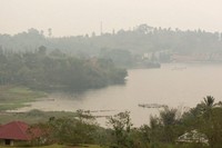 Dari Bukit Beta tampaklah bentang Danau Toba di hadapan kami. Bangunan semi permanen, sepertinya WC umum, dibangun menyambut Festival Danau Toba yang akan digelar 8 September 2013 mendatang (Fitraya/detikTravel)