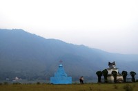 Saya pun memilih naik ke puncak Bukit Beta, makin indah pemandangannya. Di puncak Bukit Beta terdapat makam-makam tradisional Batak yang menambah kental nilai budaya di Bukit Beta ini (Fitraya/detikTravel)