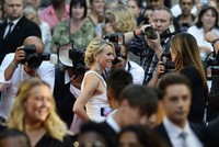 Naomi Watts tiba di lokasi acara. REUTERS/Dylan Martinez.