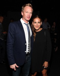 Di kesempatan tersebut, ibu tiga anak itu juga sempat berfoto bersama aktor Neil Patrick Harris. Taylor Hill/Getty Images/AFP.     